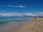 Blick ueber den Strand in oestliche Richtung. Die berge im Hintergrund sind schon das Albanische Festlang, ca. 14km entfernt.